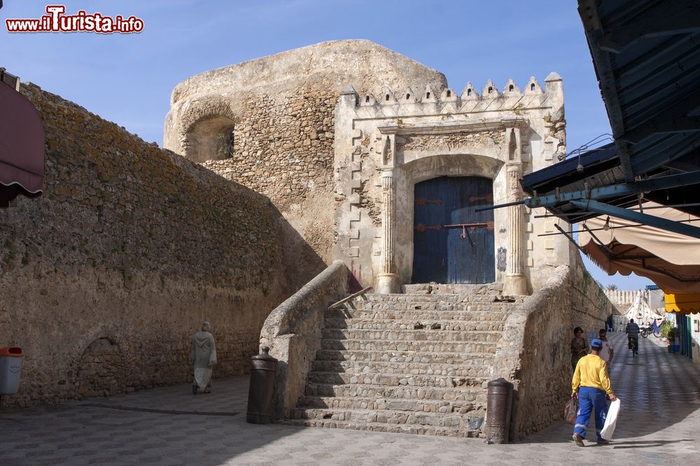 Immagine Una via della medina di Asilah, nord del Marocco. Quartiere tradizionale delle città arabe, la medina è anche uno dei luoghi più frequentati dai turisti. Ad Asilah è caratterizzata da una rete di viuzze strette e da case bianche oltre che dalla torre di sorveglianza El Kamra.