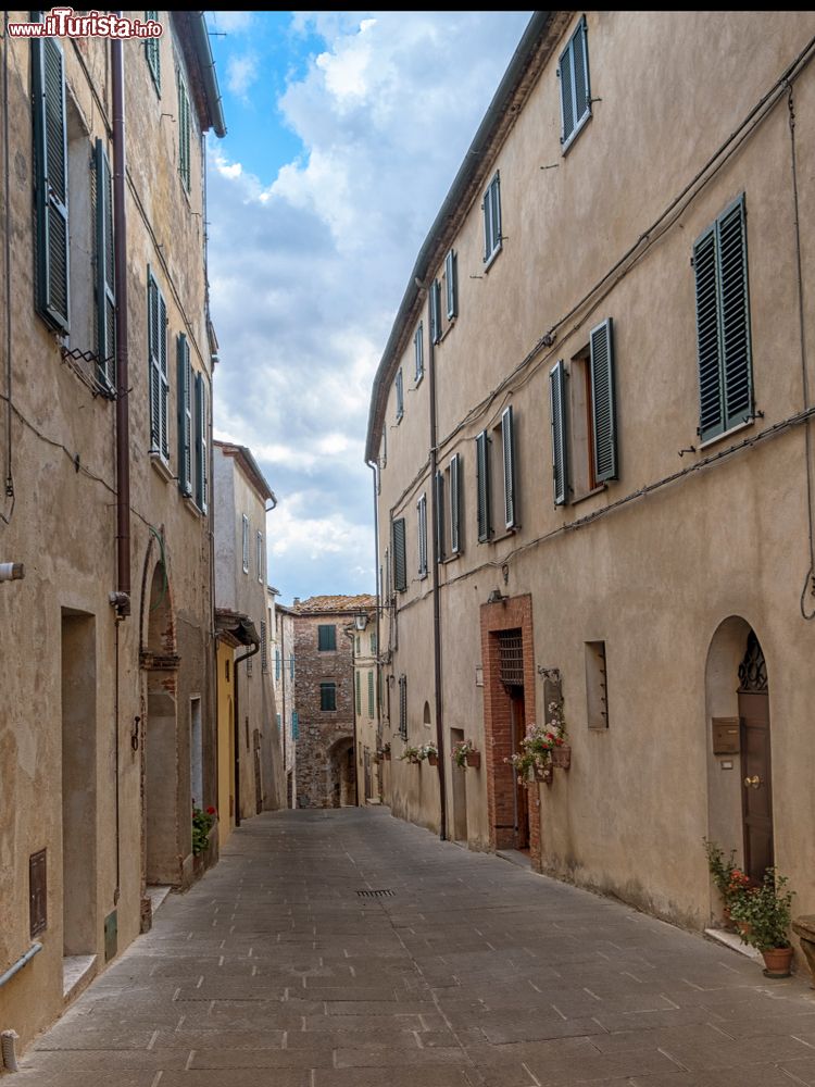 Immagine Una via deserta del centro storico di Trequanda in Toscana