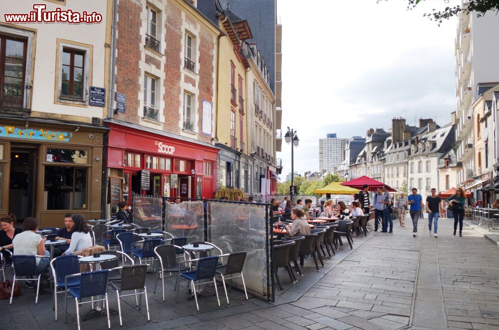 Immagine Una via pedonale di Rennes con bar e locali all'aperto (Francia).