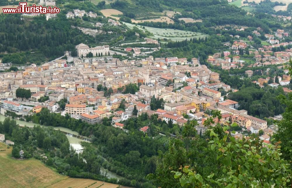 Immagine Una vista panoramica del centro di Fossombrone, regione Marche