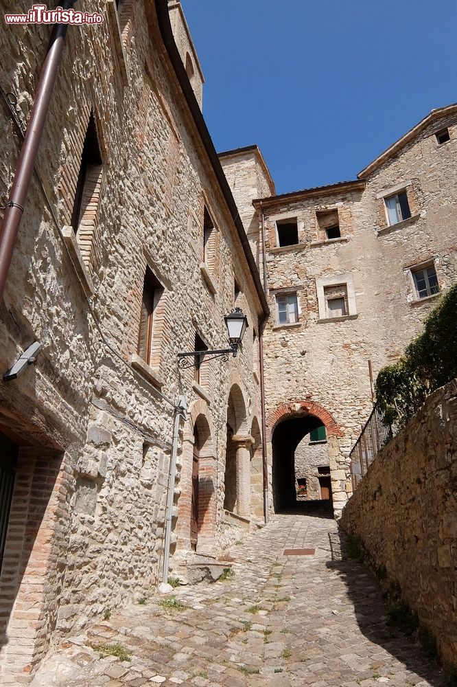 Immagine Una viuzza acciottolata nel centro storico di Pennabilli, Emilia Romagna. Sui vicoli interni della cittadina si affacciano molti degli antichi e eleganti palazzi di Pennabilli.