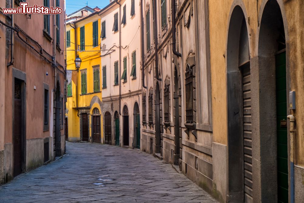 Immagine Una viuzza acciottolata nel centro storico di Pontremoli, Lunigiana, Toscana. Qui si affacciano alcuni dei palazzi più antichi del borgo.