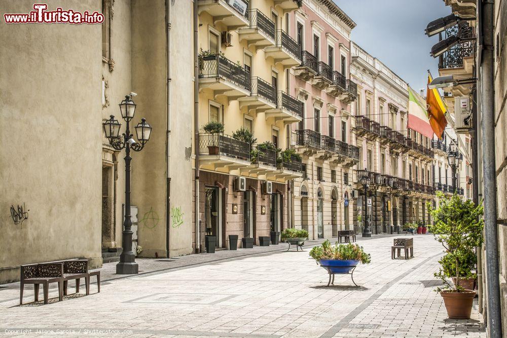 Immagine Una viuzza cittadina nel centro storico di Milazzo, Sicilia. Meta turistica e ideale punto di partenza per visitare le isole Eolie e il Parco dei Nebrodi, Milazzo ha il borgo antico fra i patrimoni Unesco - © Jaione_Garcia / Shutterstock.com