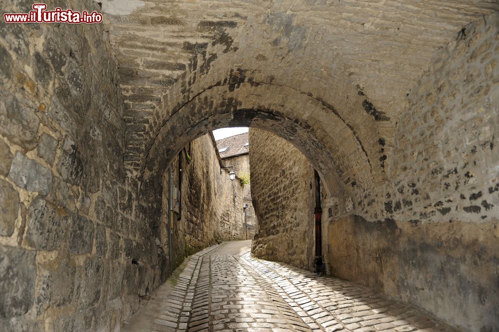 Immagine Una viuzza con arco nella centro storico di Besancon, Francia.