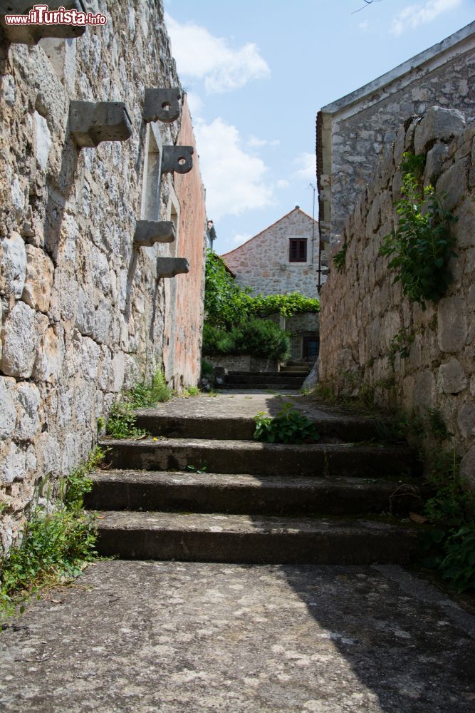 Immagine Una viuzza con scalini nel centro storico di Ston, Croazia. La città sorge 60 km a nord-ovest di Ragusa.