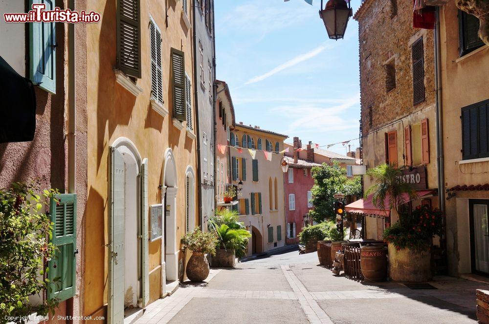 Immagine Una viuzza del borgo provenzale di Bormes-les-Mimosas, riviera francese. Si trova nel dipartimento del Var, nei pressi di Tolone - © EQRoy / Shutterstock.com