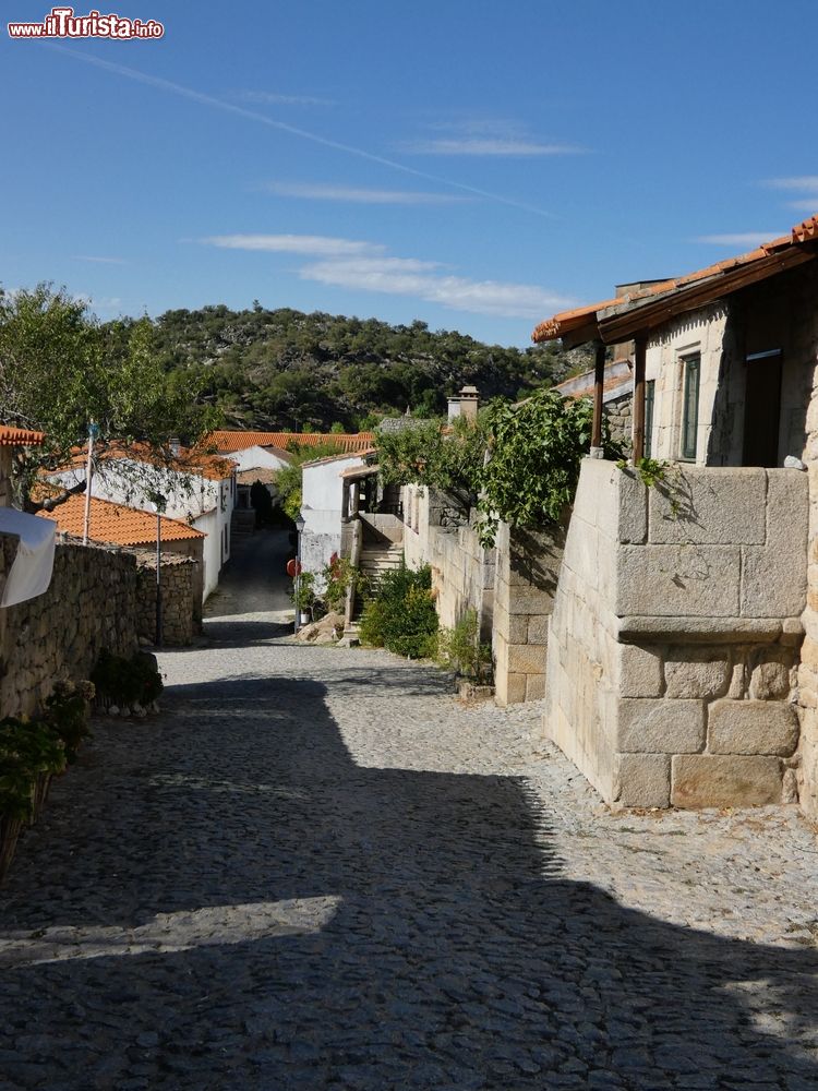 Immagine Una viuzza del centro cittadino di Marialva, Portogallo.