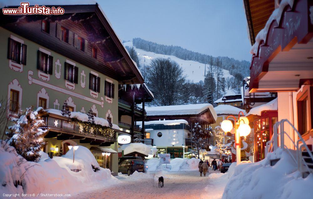 Immagine Una viuzza del villaggio di Saalbach-Hinterglemm in inverno fotografata di sera (Austria). Questa località si trova nelle vicinanze di Salisburgo - © Boris-B / Shutterstock.com