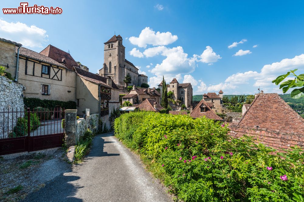 Immagine Una viuzza di Saint-Cirq-Lapopie, Occitania, Francia. Fa parte dei villaggi più belli del territorio francese ed è uno dei luoghi da non perdere se si visita la valle del Lot.