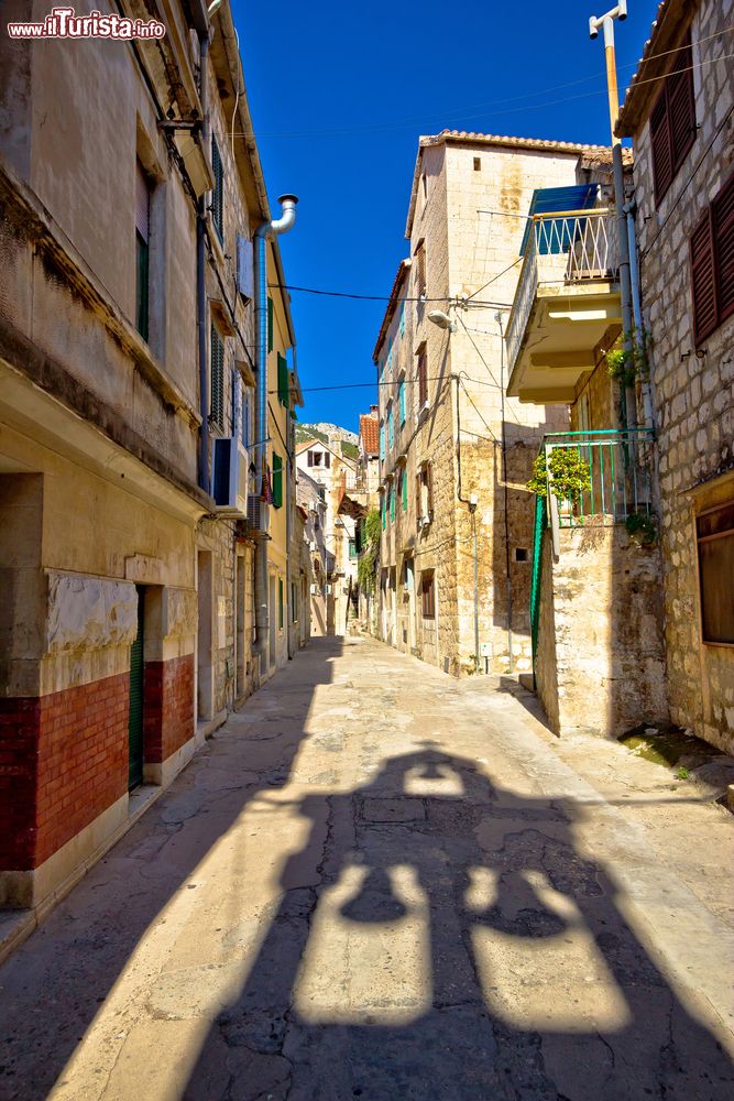 Immagine Una viuzza in pietra nel centro storico di Vis, Croazia. Passeggiando nella parte antica della città si respirano ancora ritmi lenti e cadenzati che la rendono un vero e proprio gioiello.