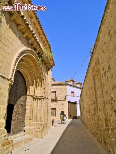 Immagine Una viuzza nel centro storico di Baeza, Andalusia, Spagna. Situata nella comarca de la Loma, questa cittadina sorge non lontano dal fiume Guadalquivir. Venne fondata dai romani che la chiamarono Vivatia - © emei / Shutterstock.com