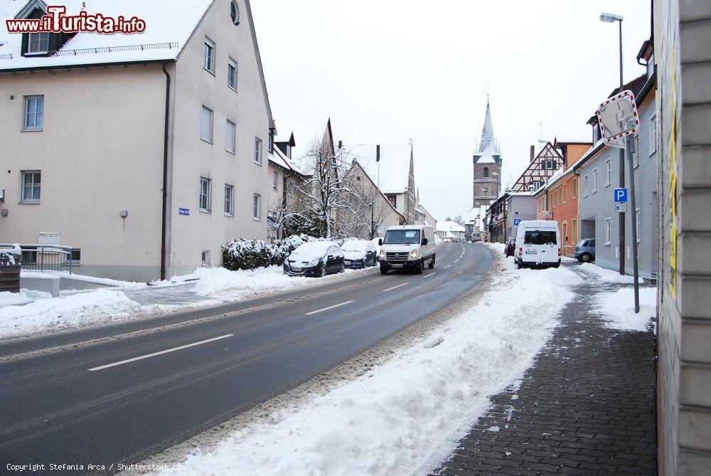 Immagine Una zona residenziale innevata nella città di Erlangen, Germania. In inverno il clima continentale risulta piuttosto rigido con massime che oscillano anche attono agli 0 °C - © Stefania Arca / Shutterstock.com