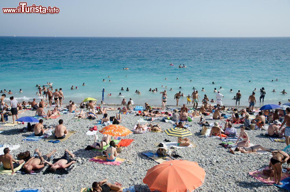 Immagine Un'affollata spiaggia di Saint-Tropez, Francia, in estate - © Pe3k / Shutterstock.com