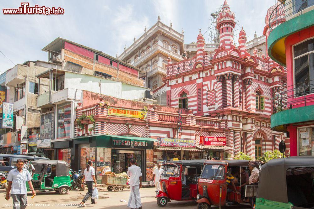 Immagine Un'affollata stradina del centro di Colombo (Sri Lanka): per muoversi comodamente in città viene utilizzato il tuk-tuk, un pittoresco taxi a tre ruote divenuto con il tempo uno dei simboli cittadini di molte località del sud est asiatico - © Carlos Amarillo / Shutterstock.com