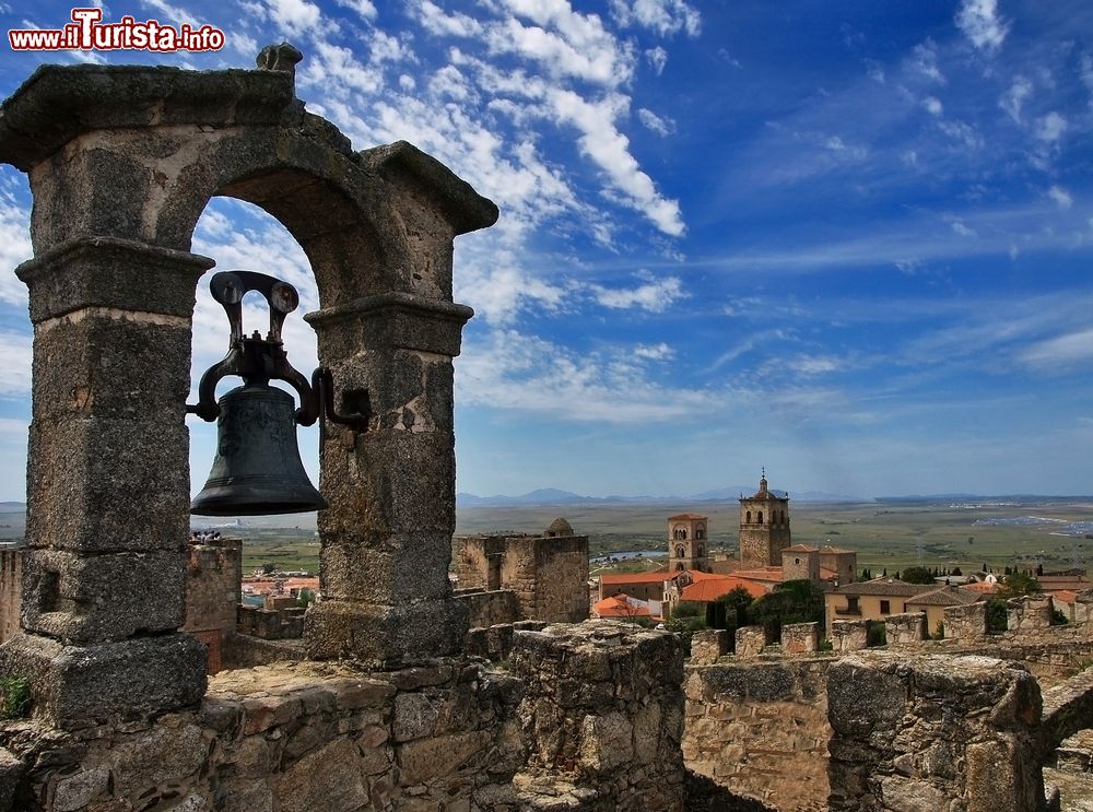 Immagine Un'antica campana sulle mura di Trujillo, Spagna.