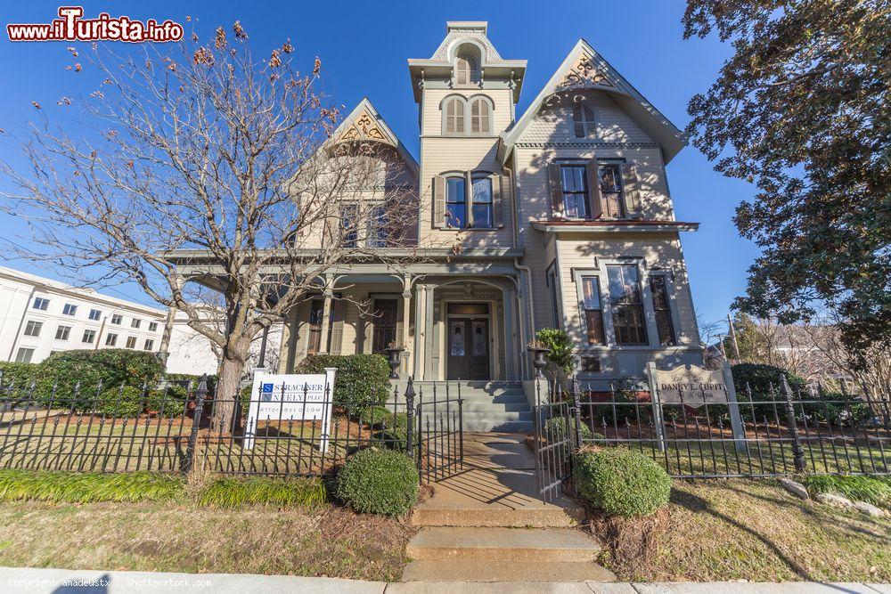 Immagine Un'antica casa coloniale in Congress Avenue nella città di Jackson, Mississippi, USA - © amadeustx / Shutterstock.com