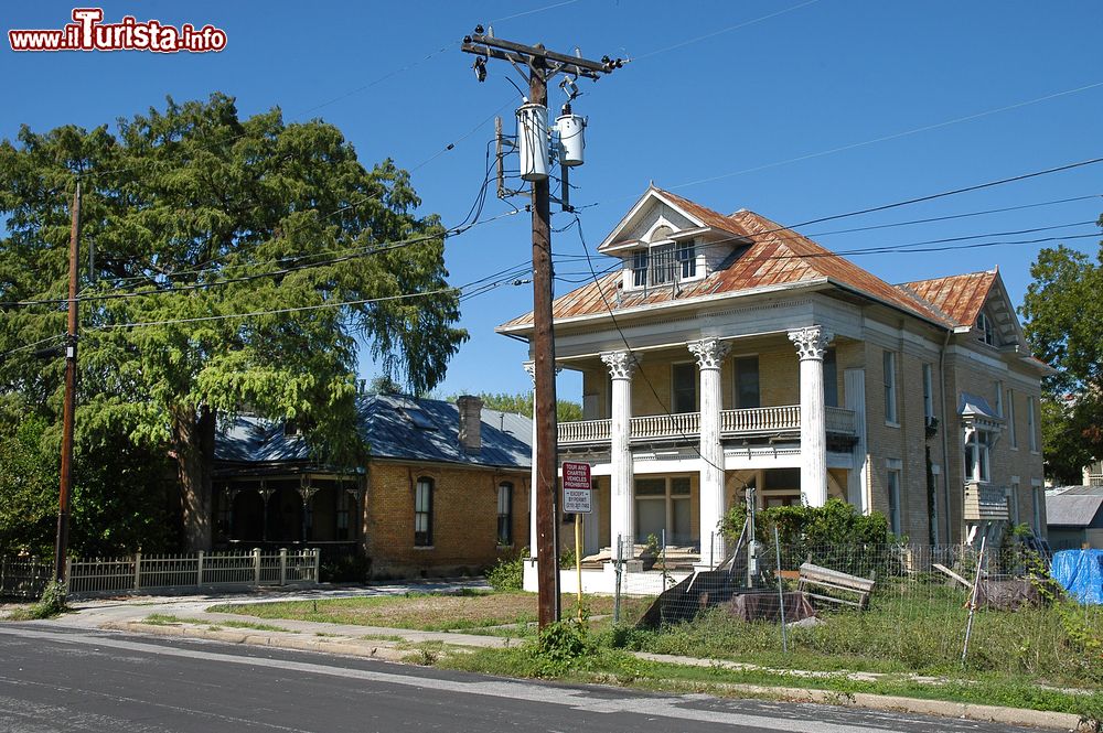 Immagine Un'antica casa dell'area residenziale di San Antonio, Texas, USA.