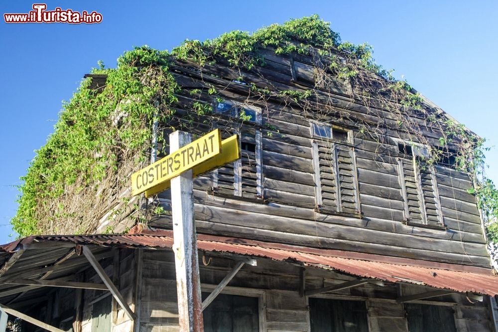 Immagine Un'antica casa in legno in Costerstraat street a Paramaribo, Suriname.