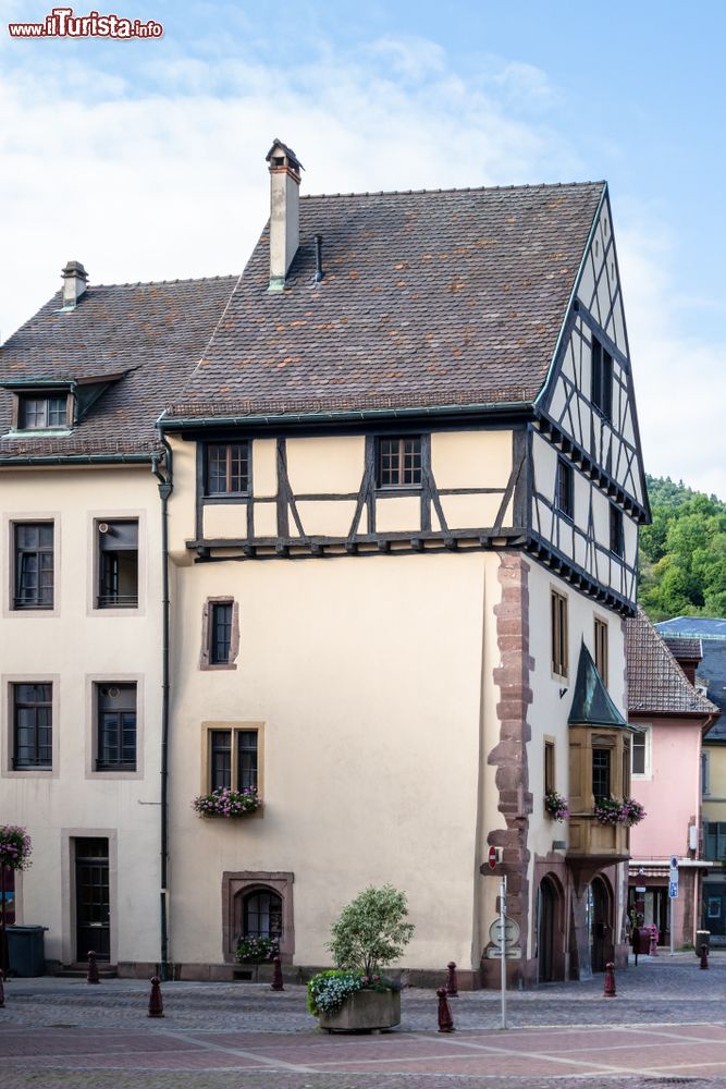 Immagine Un'antica casa nel villaggio alsaziano di Thann, Francia.