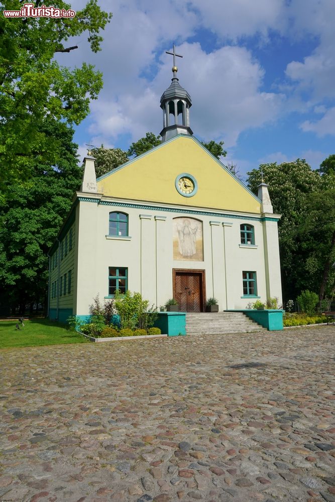 Immagine Un'antica chiesetta verde in legno nel museo all'aperto di Lodz, Polonia. Si trova lungo Piotrkowska Street e fa parte del complesso del Central Museum of Textiles. E' una delle testimonianze dell'architettura di Lodz del XIX° e XX° secolo.