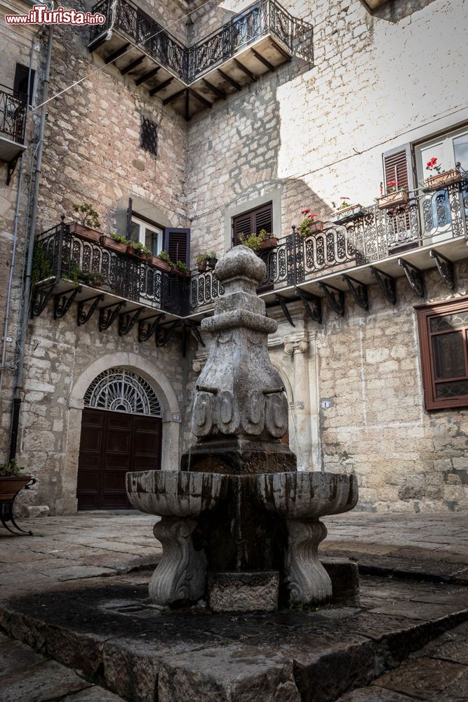 Immagine Un'antica fontana nel centro storico di Petralia Soprana, Sicilia.