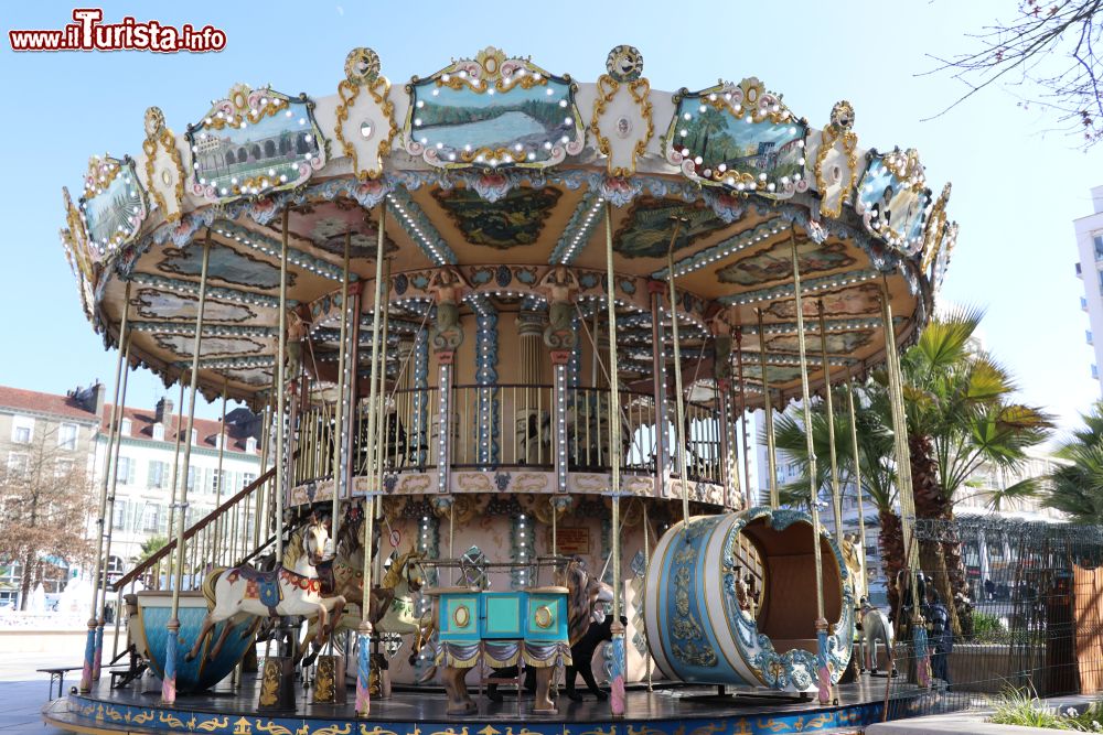 Immagine Un'antica giostra nel centro storico di Pau, Nuova Aquitania, Francia.