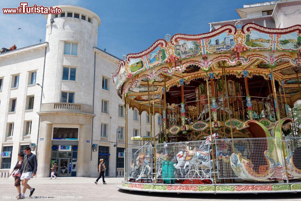 Immagine Un'antica giostra nella piazza centrale di Poitiers, Francia - © Miroslaw Skorka / Shutterstock.com