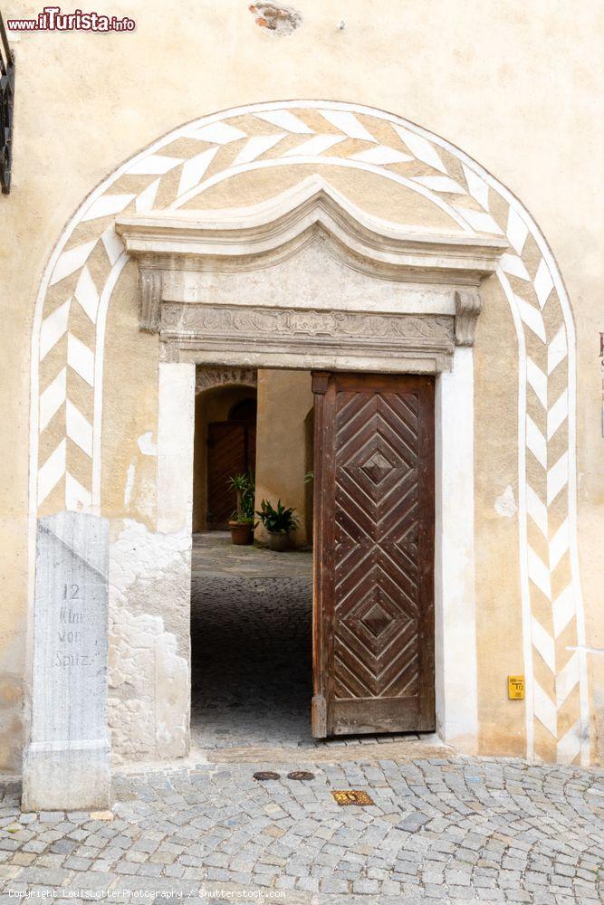 Immagine Un'antica porta di ingresso al Palazzo Municipale di Durnstein, Austria - © LouisLotterPhotography / Shutterstock.com