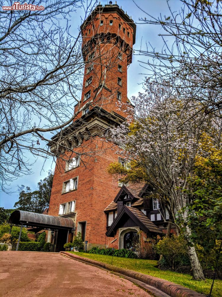 Immagine Un'antica torre in mattoni a Punta del Este, Uruguay.