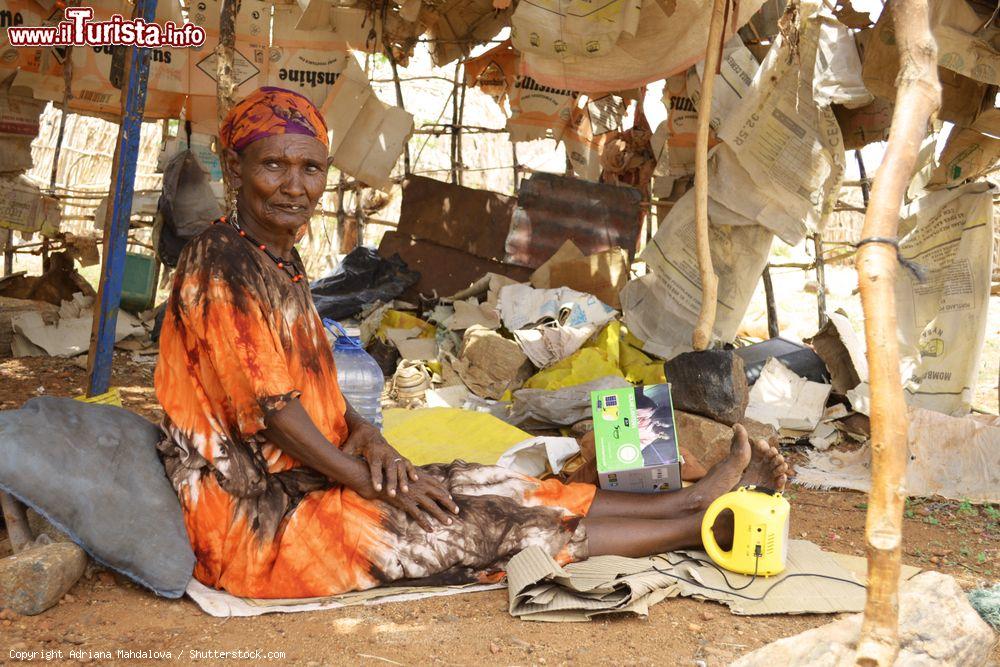 Immagine Un'anziana donna seduta nella sua casa nell'area di Korr, Marsabit, Kenya - © Adriana Mahdalova / Shutterstock.com