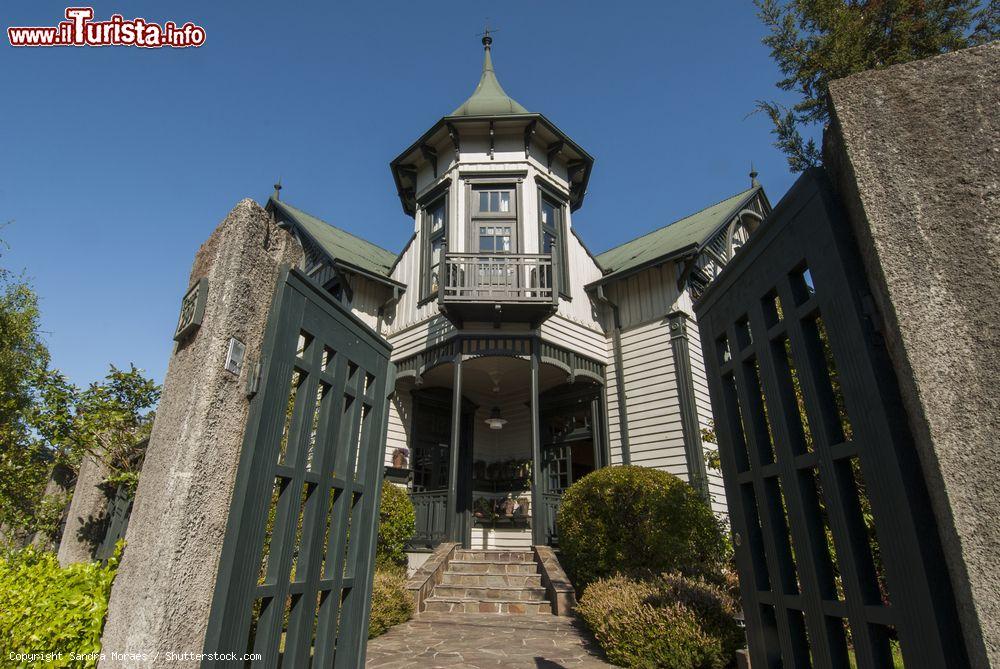 Immagine Un'elegante abitazione residenziale nel centro storico di Puerto Varas, Cile - © Sandra Moraes / Shutterstock.com