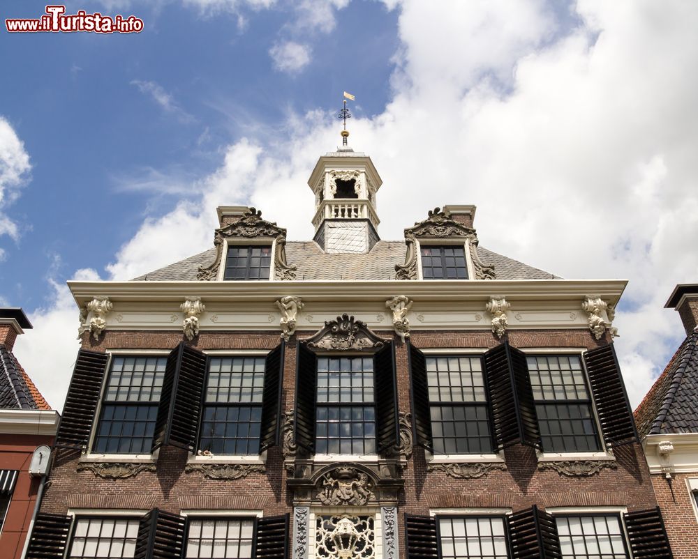 Immagine Un'elegante casa con la facciata in stile rococò nella città di Sneek, Frisia (Olanda).