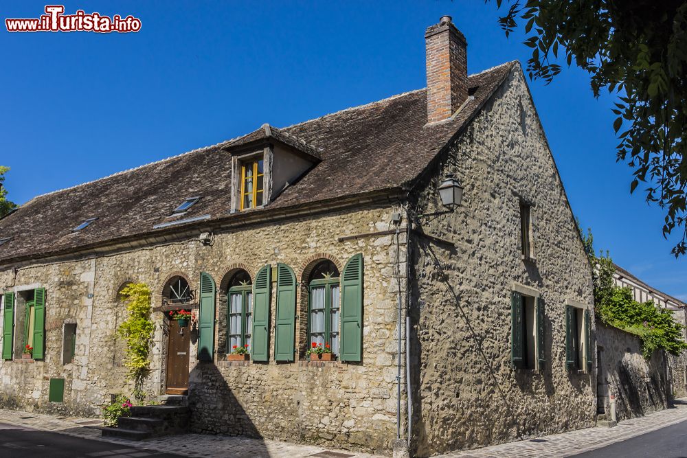 Immagine Un'elegante e antica abitazione medievale a Provins, Francia. A impreziosire la costruzione sono le persiane in legno color verde pastello e il grazioso abbaino.