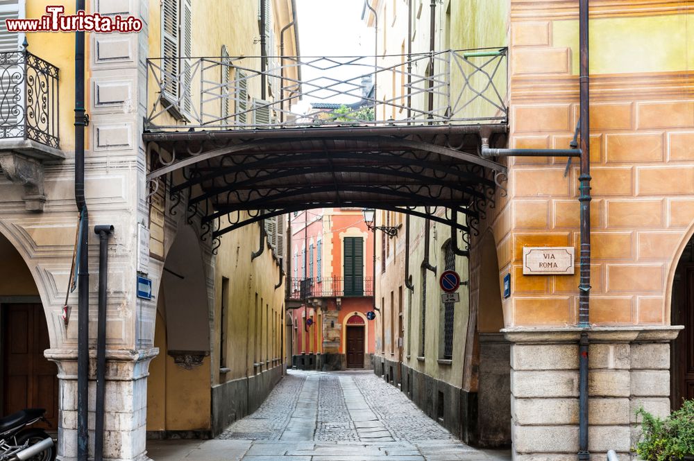 Immagine Un'elegante tettoia vintage in una stradina del centro di Cuneo, Piemonte.