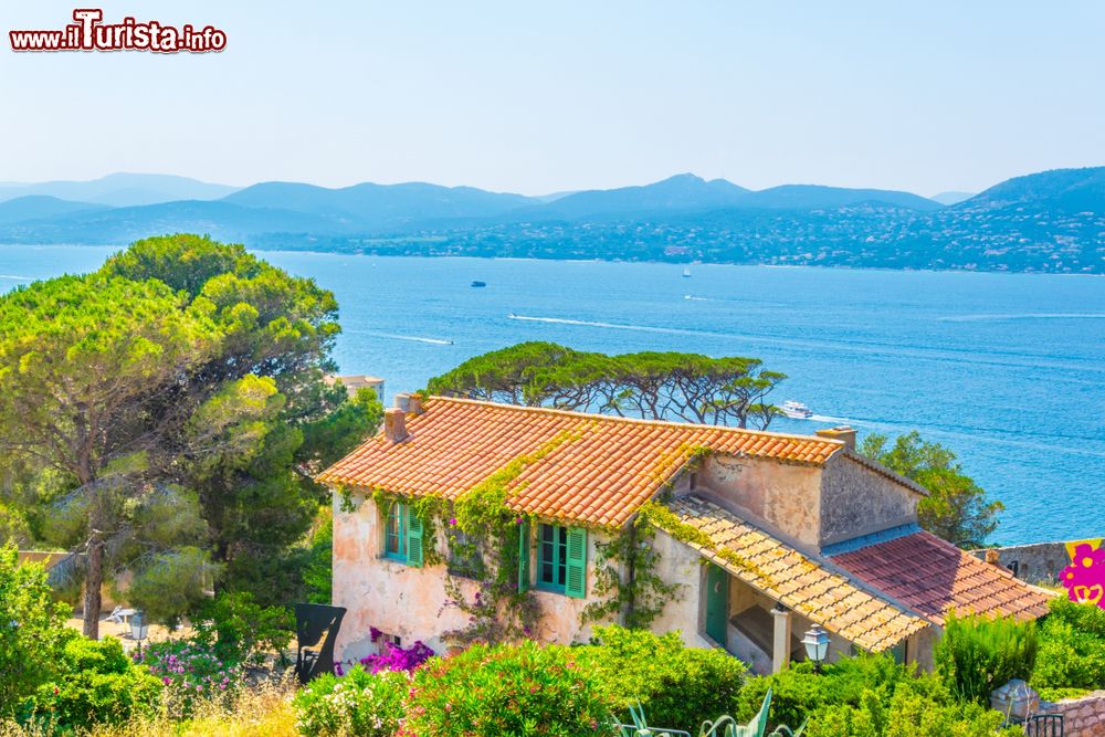 Immagine Un'elegante villetta a Saint-Tropez, Francia.