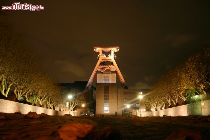 Immagine Fotografia autunnale di Zeche Zollverein a Essen, Germania - Riportato a nuova vita e rivalorizzato al massimo, questo complesso industriale rappresenta oggi una delle attrazioni più interessanti della città tedesca. Tante le proposte offerte a turisti e visitatori: in inverno si può pattinare nella pista sul ghiaccio allestita sotto le strutture in ferro, nuotare nei mesi estivi mentre si gusta un cocktail oppure cenare dentro le sale macchine © Camilo Torres / Shutterstock.com