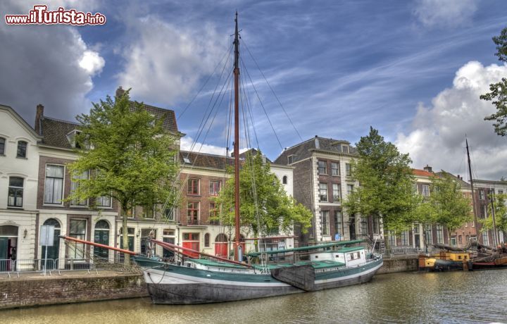 Immagine Un'imbarcazione storica attraccata in un canale di Schiedam, Olanda.