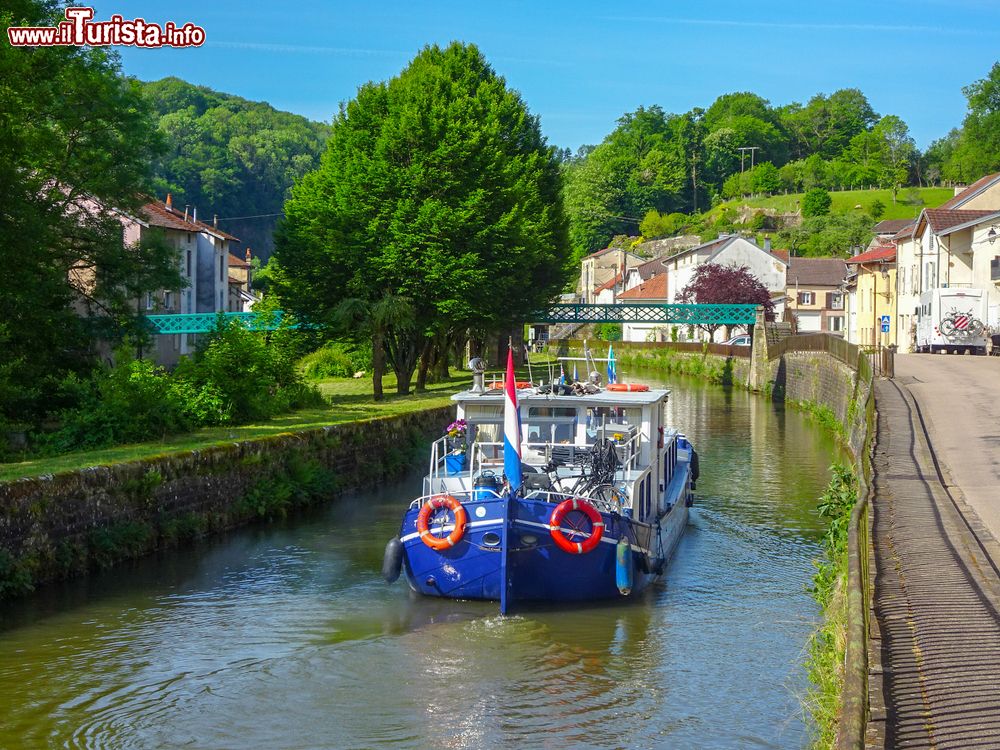 Immagine Un'imbarcazione sul Canal de l'Est nella regione della Lorena, Francia. Siamo in uno dei territori storici del nord est del paese.