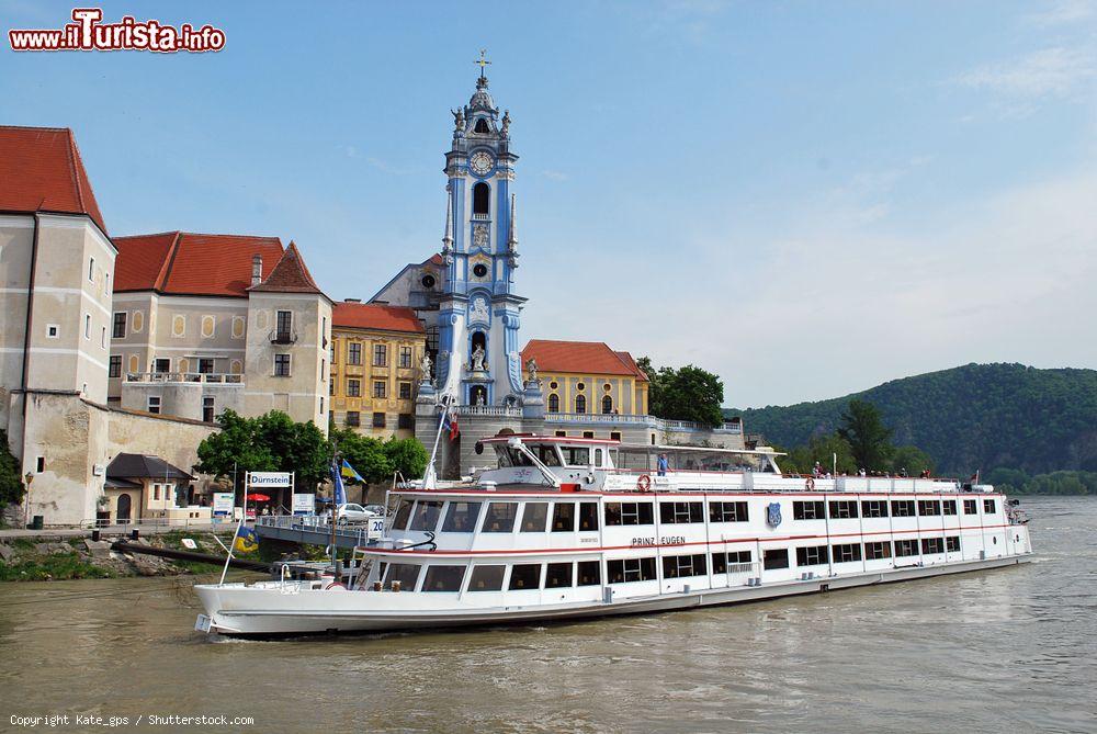 Immagine Un'imbarcazione turistica sul fiume Danubio nei pressi di Durnstein, Austria. Un simpatico modo per visitare una delle località più belle della valle di Wachau - © Kate_gps / Shutterstock.com