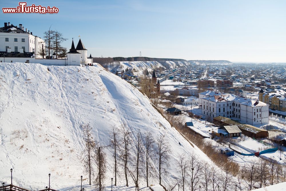 Immagine Un'immagine della città e del cremlino di Tobolsk in inverno, Russia. Questa suggestiva località si trova alla confluenza dei fiumi Tobol e Irtys.