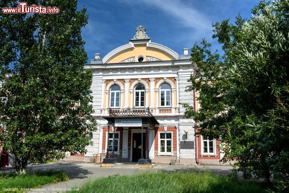 Immagine La Facoltà di Biologia dell'Università di Irkutsk (Russia) in una giornata estiva - © Julia Kuzenkova / Shutterstock.com