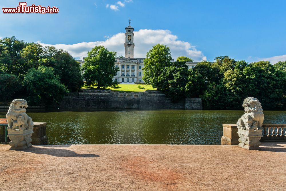 Immagine Un bell'edificio nel parco dell'università di Nottingham, Inghilterra. Fondata nel 1881 questa istituzione accademica britannica è una delle più antiche del paese.