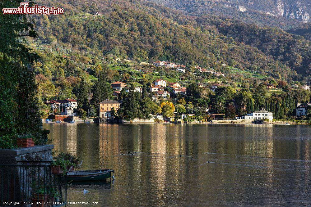 Immagine Uno scorcio del Lago di Como: da Mandello del lario le ville in direzione di Abbadia Lariana - © Philip Bird LRPS CPAGB / Shutterstock.com