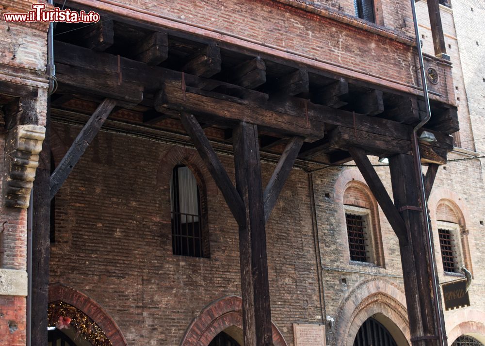 Immagine Uno degli antichi portici in legno di Bologna, di epoca medievale
