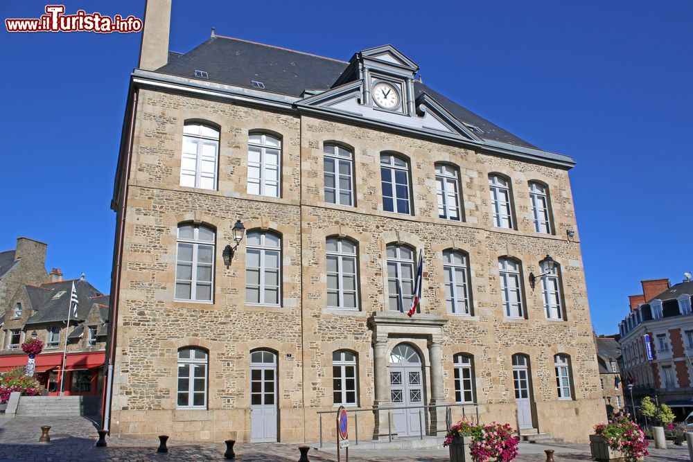 Immagine Uno degli edifici amministrativi della cittadina di Fougères, Francia, in una bella giornata di sole.