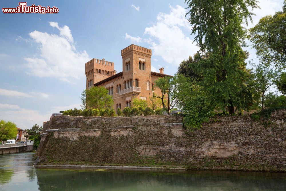 Immagine Uno degli edifici storici affacciati sul canale di Treviso, Veneto.