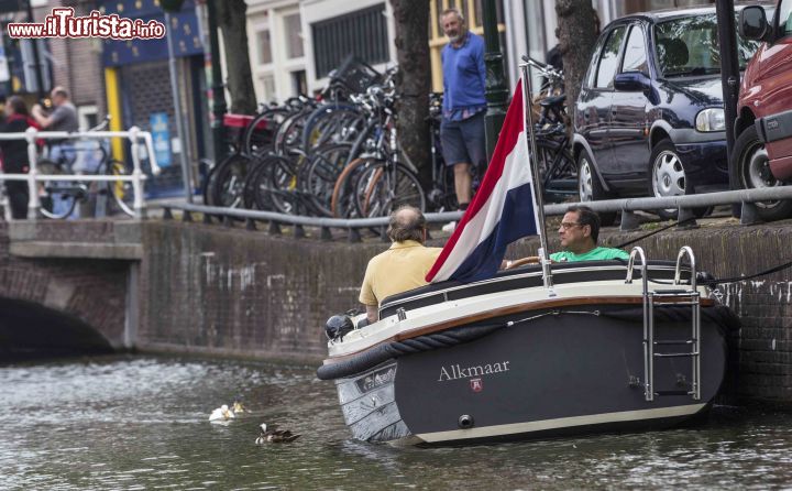 Immagine Uno dei canali di Alkmaar con i caratteristici ponti bassi - Quando si pensa ai canali dei flussi acquatici si tende ad immaginarli alti e maestosi, imponenti come solo l'acqua può essere. In Olanda però, terra che da sempre si contraddistingue per originalità anche urbanistica, i ponti bassi rappresentano un successo architettonico come quelli presenti ad Alkmaar, che regalano uno spettacolo intimo e delizioso per chiunque - © Michela Garosi / www.thetravelover.com/it/