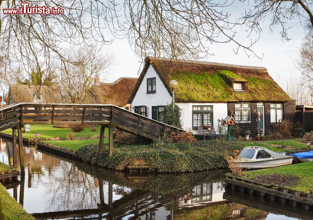 Immagine Uno dei canali di Giethoorn, Paesi Bassi. Questo villaggio di 2600 abitanti situato nella provincia di Overijssel ha canali attraversati da imbarcazioni che si muovono come gondole.