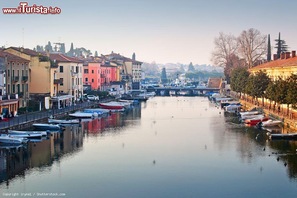 Immagine Uno dei canali di Peschiera del Garda, Veneto. Il centro storico del paese è delimitato dalla cinta muraria che ha modificato il corso naturale del fiume - © iryna1 / Shutterstock.com