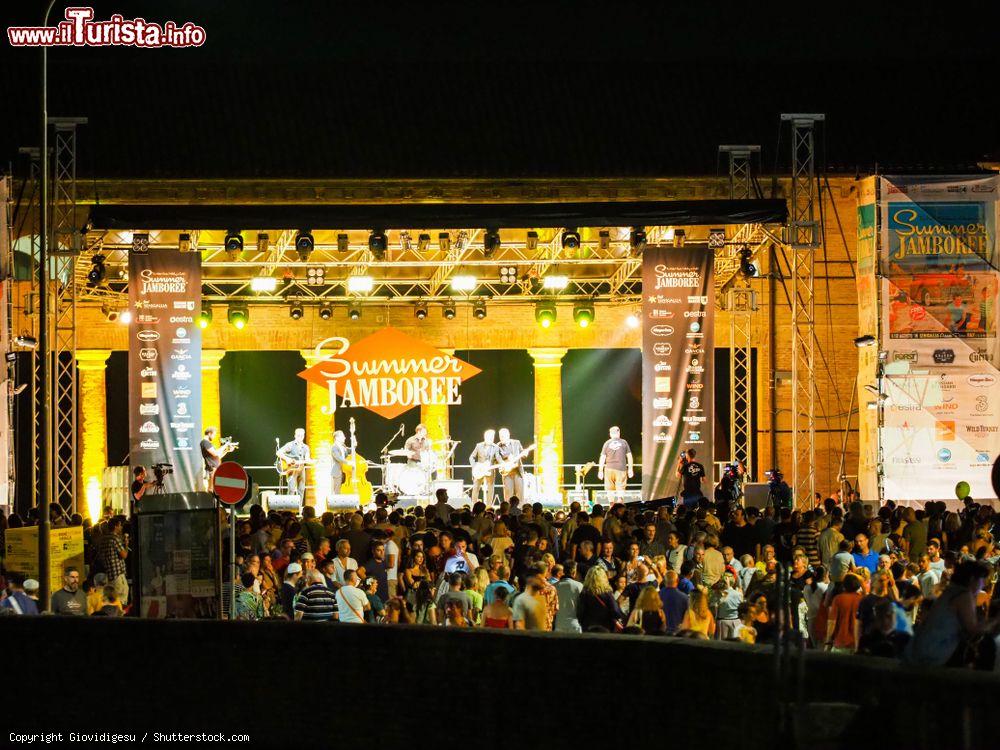 Immagine Uno dei concerti del Summer Jamboree di Senigallia in estate - © Giovidigesu / Shutterstock.com